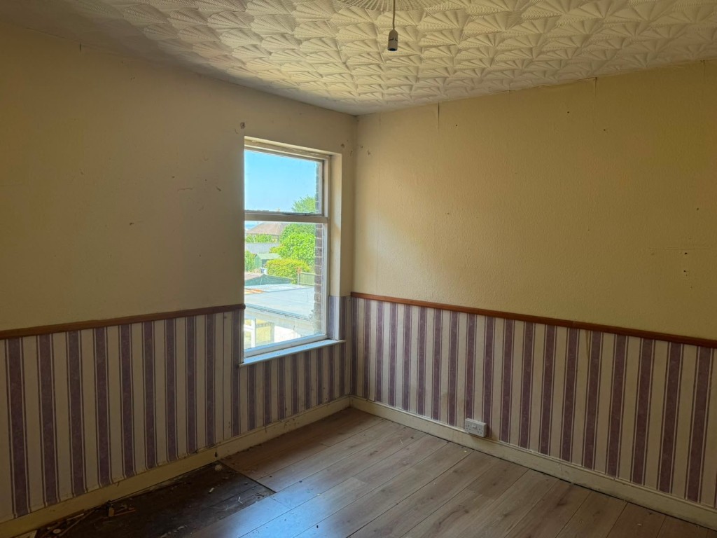 Lot: 141 - SEMI-DETACHED HOUSE FOR IMPROVEMENT - One of the Bedrooms